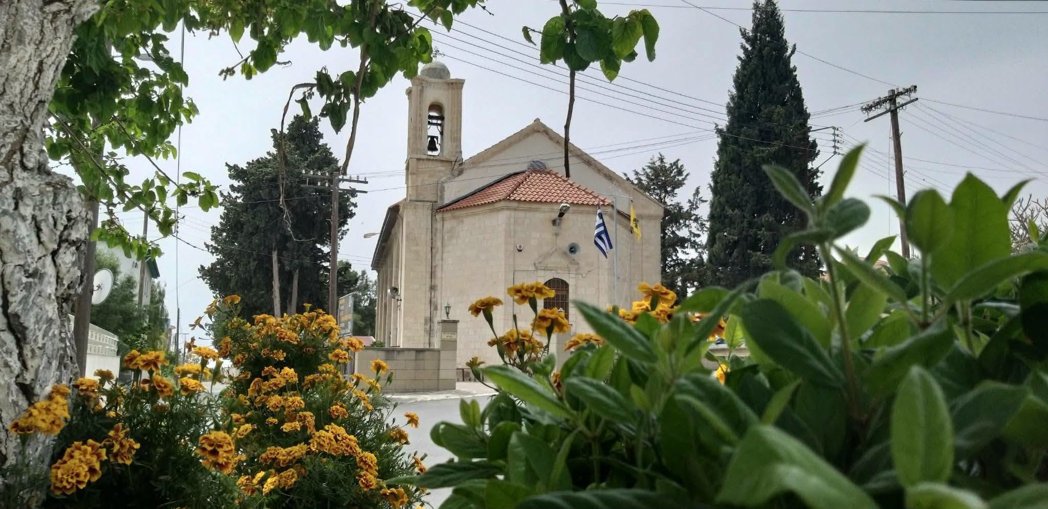 Ο Ιερός Ναός Αγίας Παρασκευής στην Επισκοπή, ανάμεσα στα λουλούδια