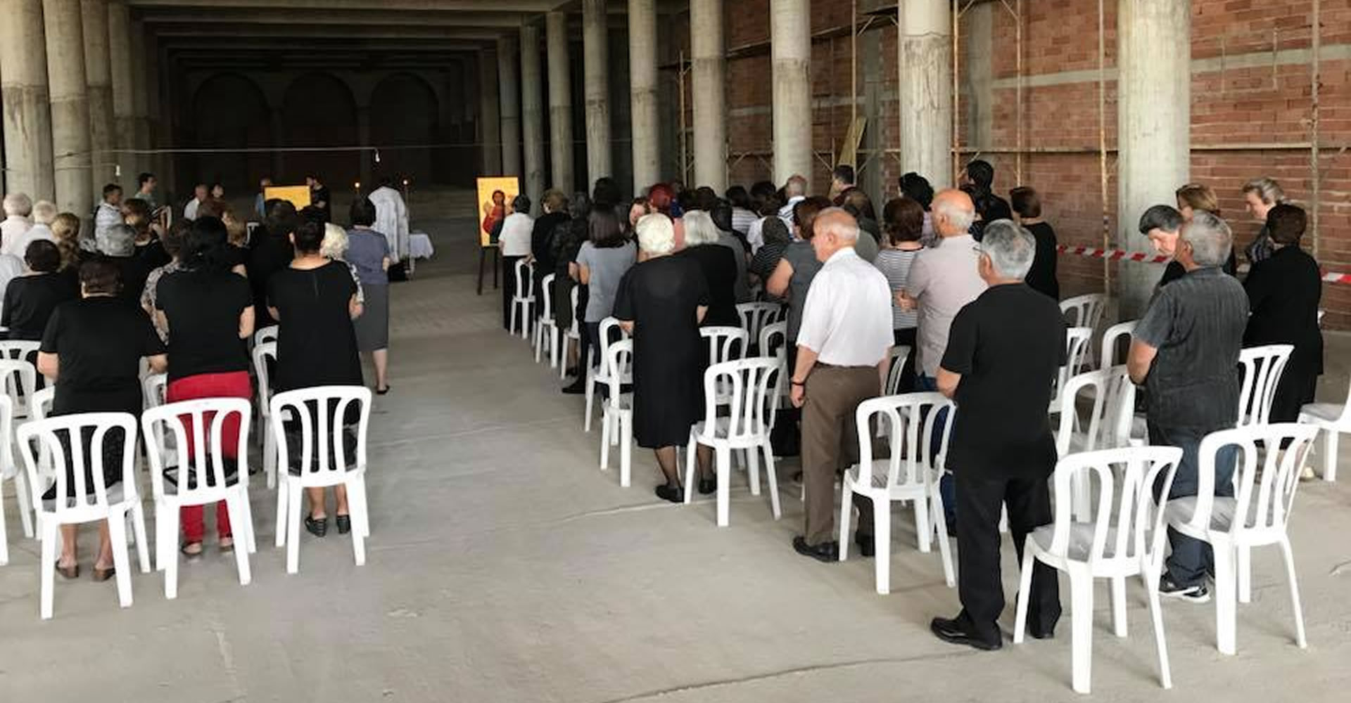 Η κοινότητα συγκεντρωμένη για προσευχή στον υπό ανέγερση ναό του Καλού Ποιμένος Χριστού