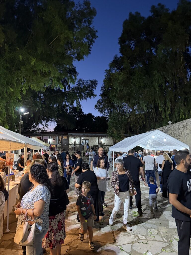Βραδινό στιγμιότυπο από τον χώρο της πανήγυρης — Πανήγυρις Αγίου Ερμογένους 2026