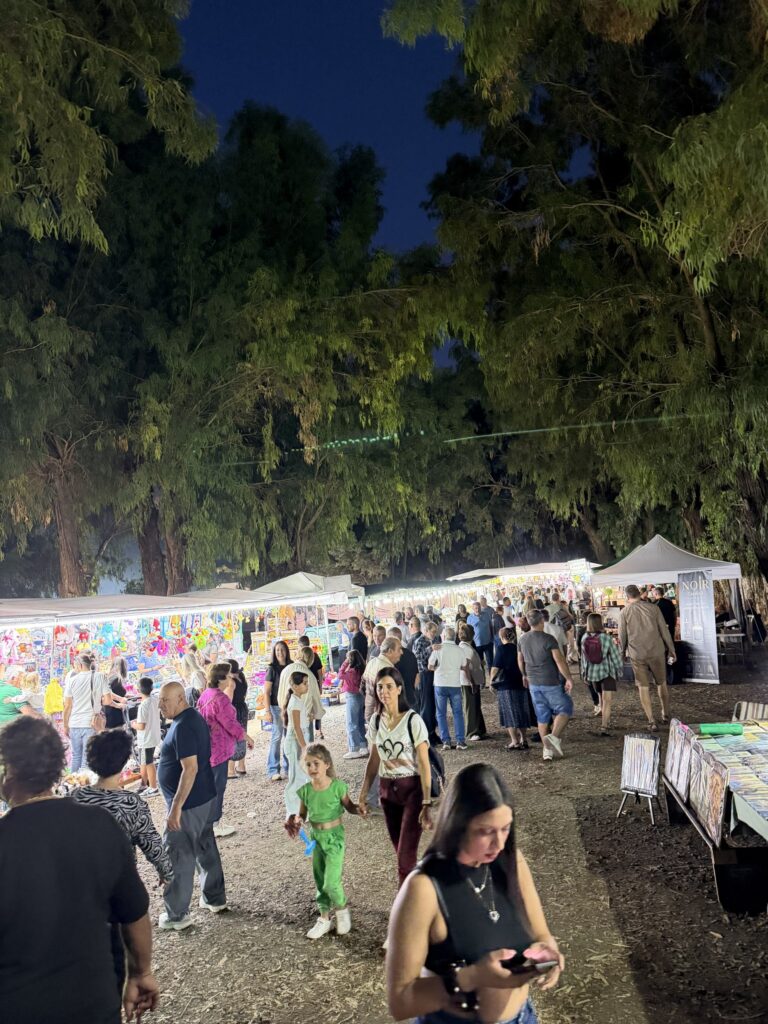 Βραδινό στιγμιότυπο από τον χώρο της πανήγυρης — Πανήγυρις Αγίου Ερμογένους 2026