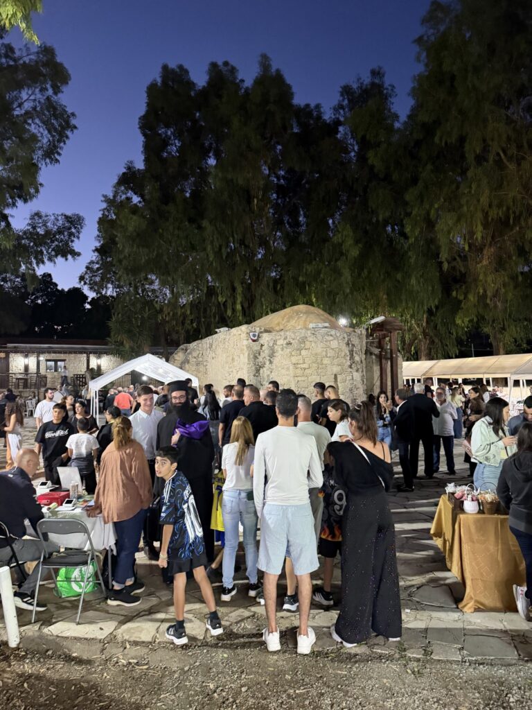 Βραδινό στιγμιότυπο από τον χώρο της πανήγυρης — Πανήγυρις Αγίου Ερμογένους 2026