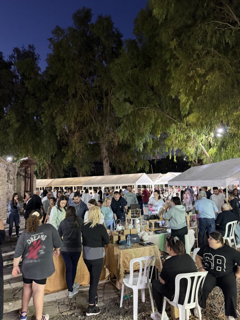 Βραδινό στιγμιότυπο από τον χώρο της πανήγυρης — Πανήγυρις Αγίου Ερμογένους 2026