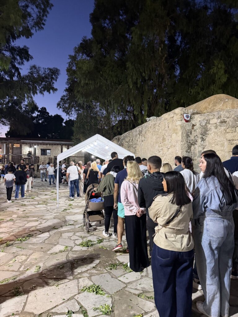 Βραδινό στιγμιότυπο από τον χώρο της πανήγυρης — Πανήγυρις Αγίου Ερμογένους 2026