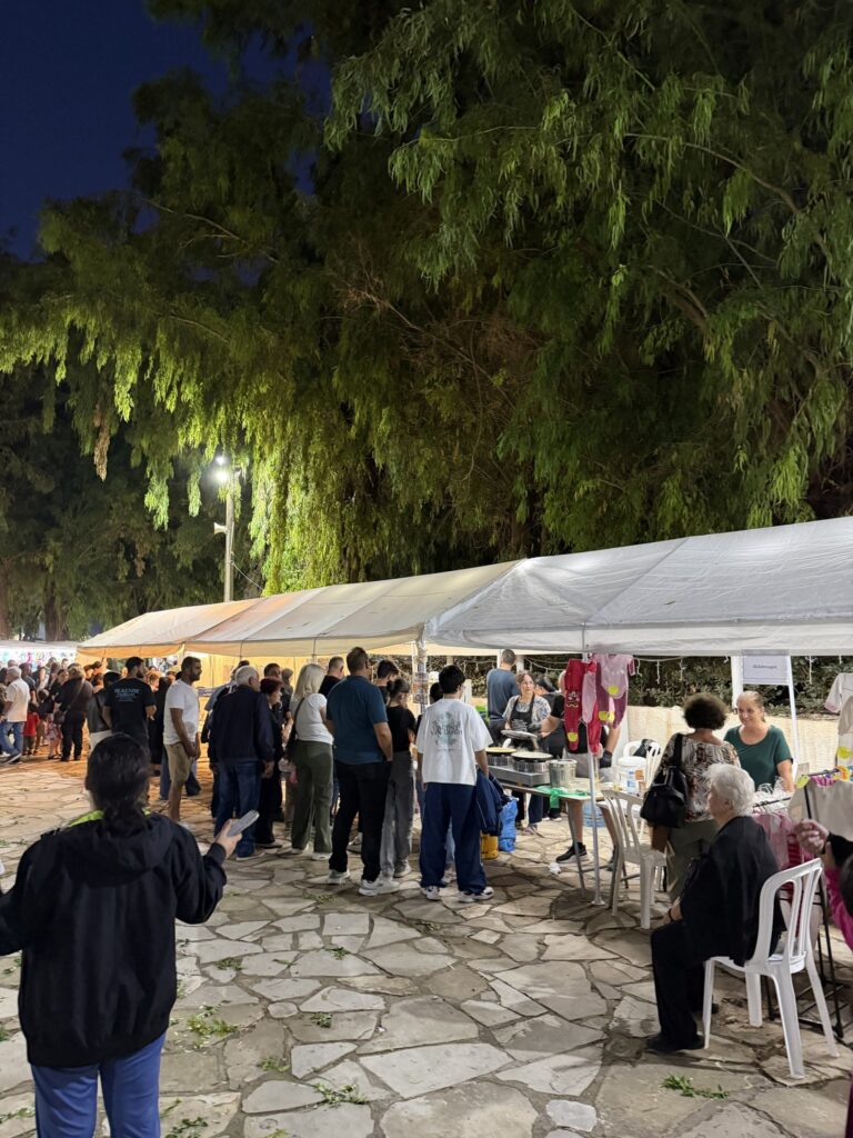 Βραδινό στιγμιότυπο από τον χώρο της πανήγυρης — Πανήγυρις Αγίου Ερμογένους 2026