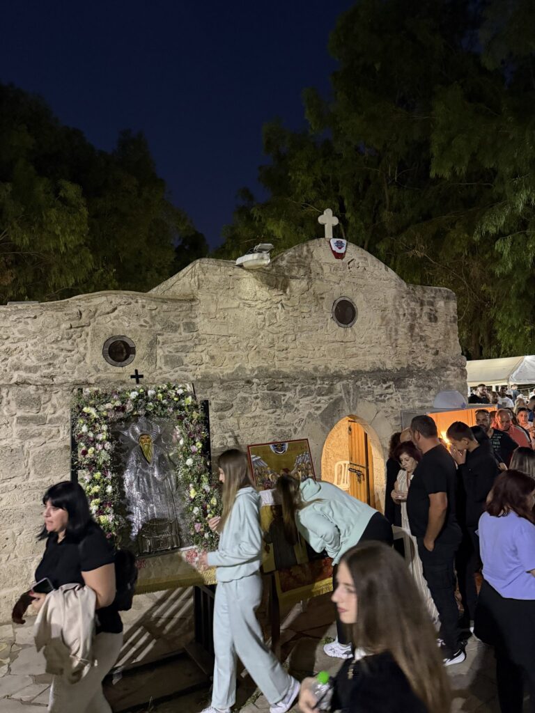 Βραδινό στιγμιότυπο από τον χώρο της πανήγυρης — Πανήγυρις Αγίου Ερμογένους 2026