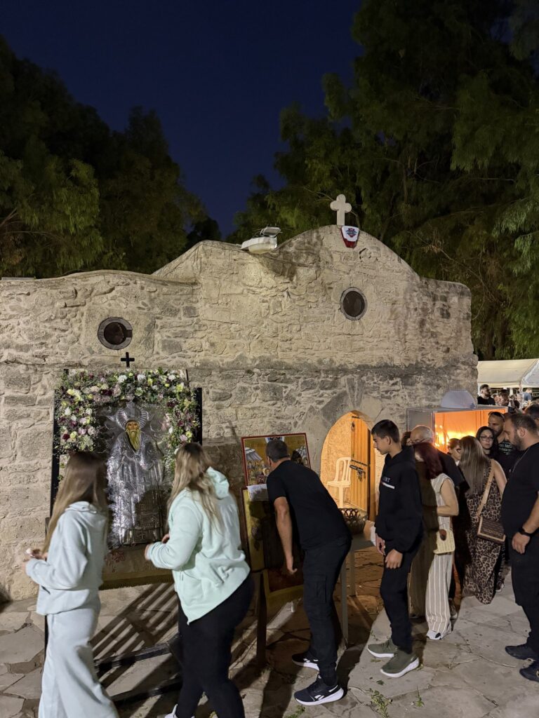 Βραδινό στιγμιότυπο από τον χώρο της πανήγυρης — Πανήγυρις Αγίου Ερμογένους 2026