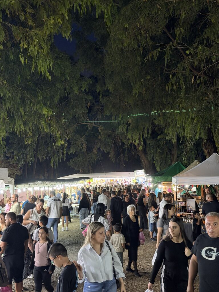 Βραδινό στιγμιότυπο από τον χώρο της πανήγυρης — Πανήγυρις Αγίου Ερμογένους 2026