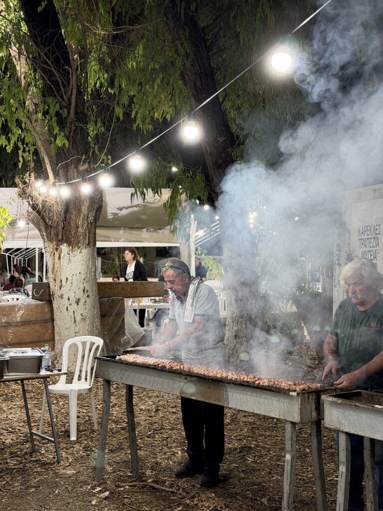 Βραδινό στιγμιότυπο από τον χώρο της πανήγυρης — Πανήγυρις Αγίου Ερμογένους 2026